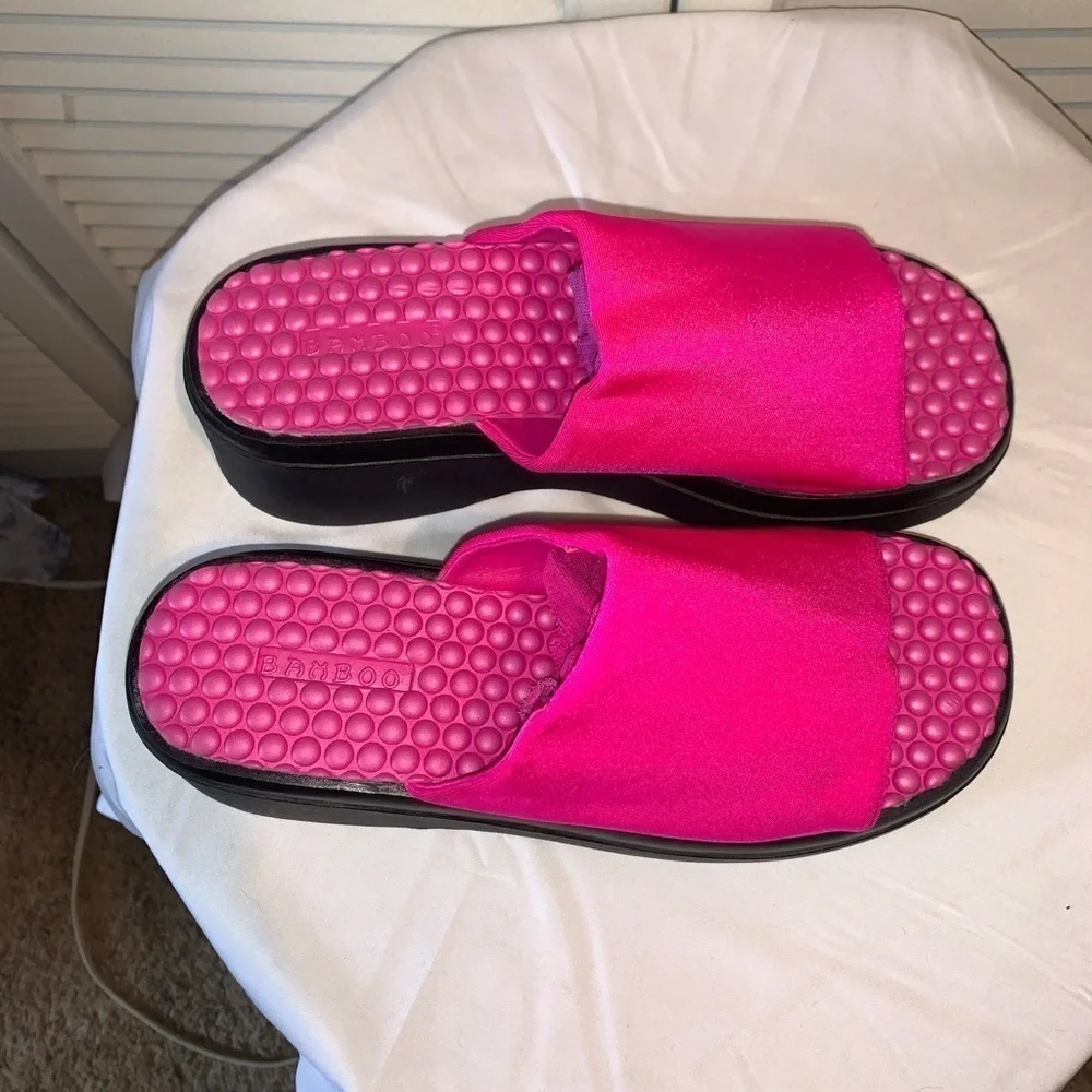 Bamboo Platform Sandals black and neon pink Women’s 8.5
